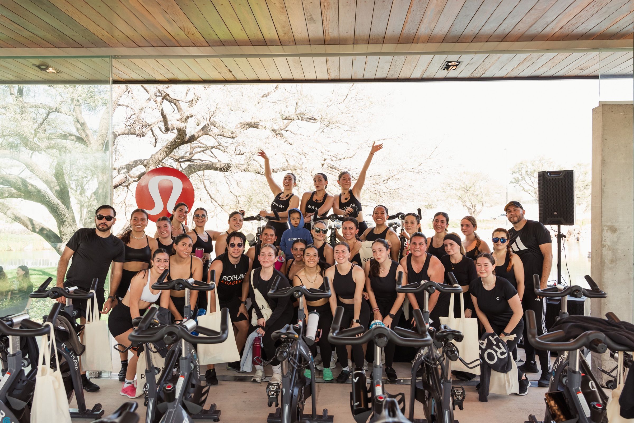 Comunidad reunida alrededor de las bicicletas ROTHAM