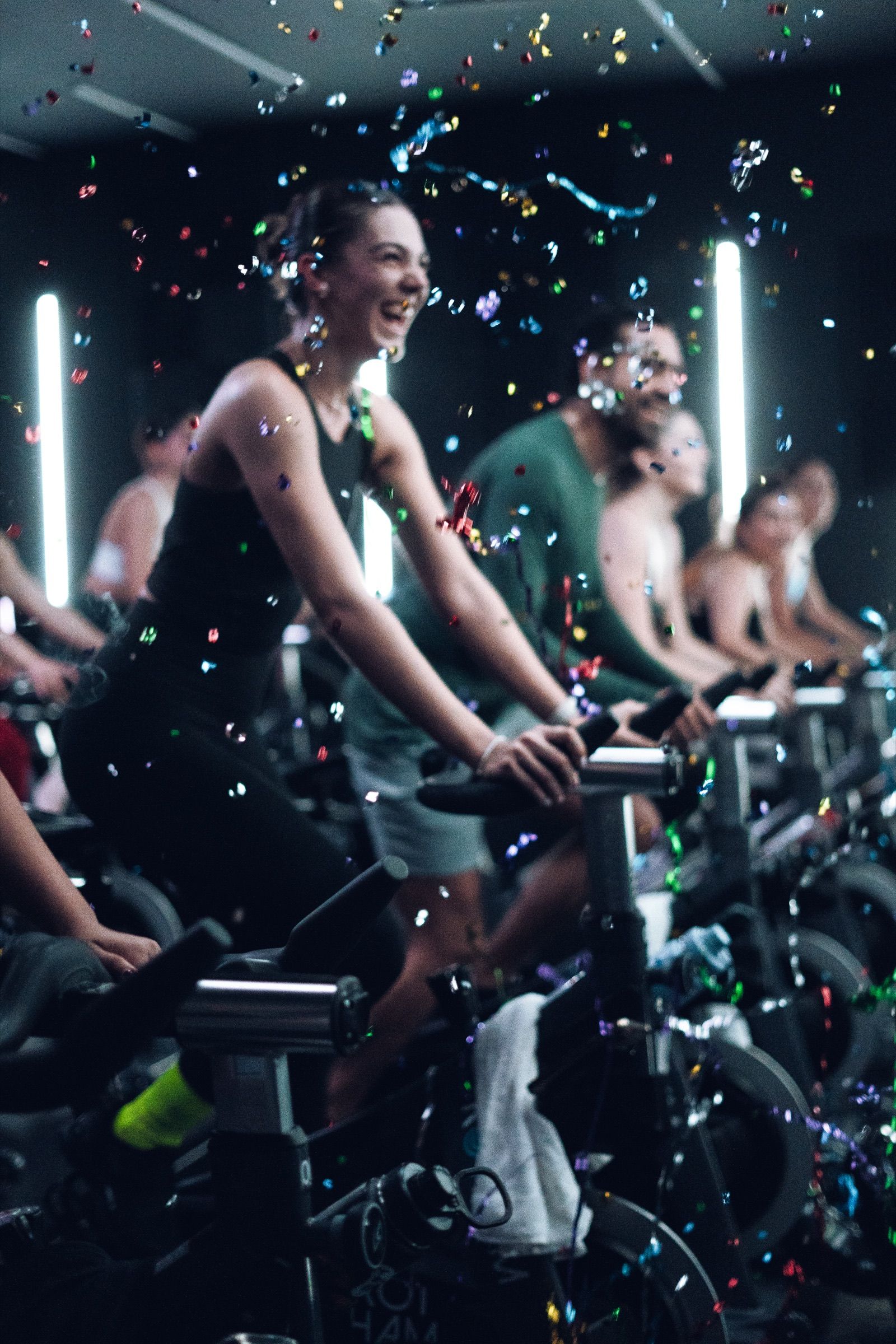 Clase de Cycling celebrando entre luces y confeti