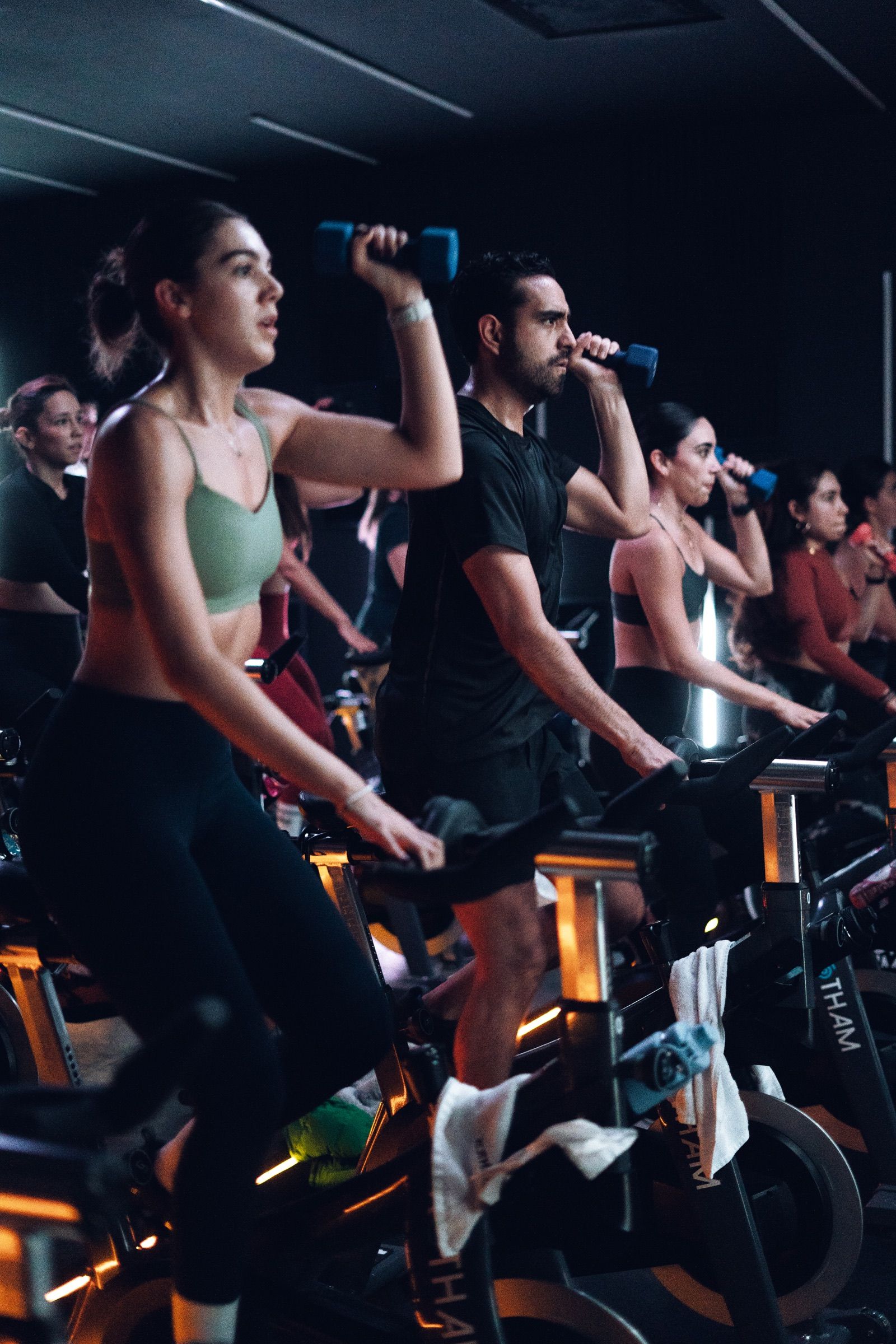 Comunidad ROTHAM entrenando en una clase de Cycling