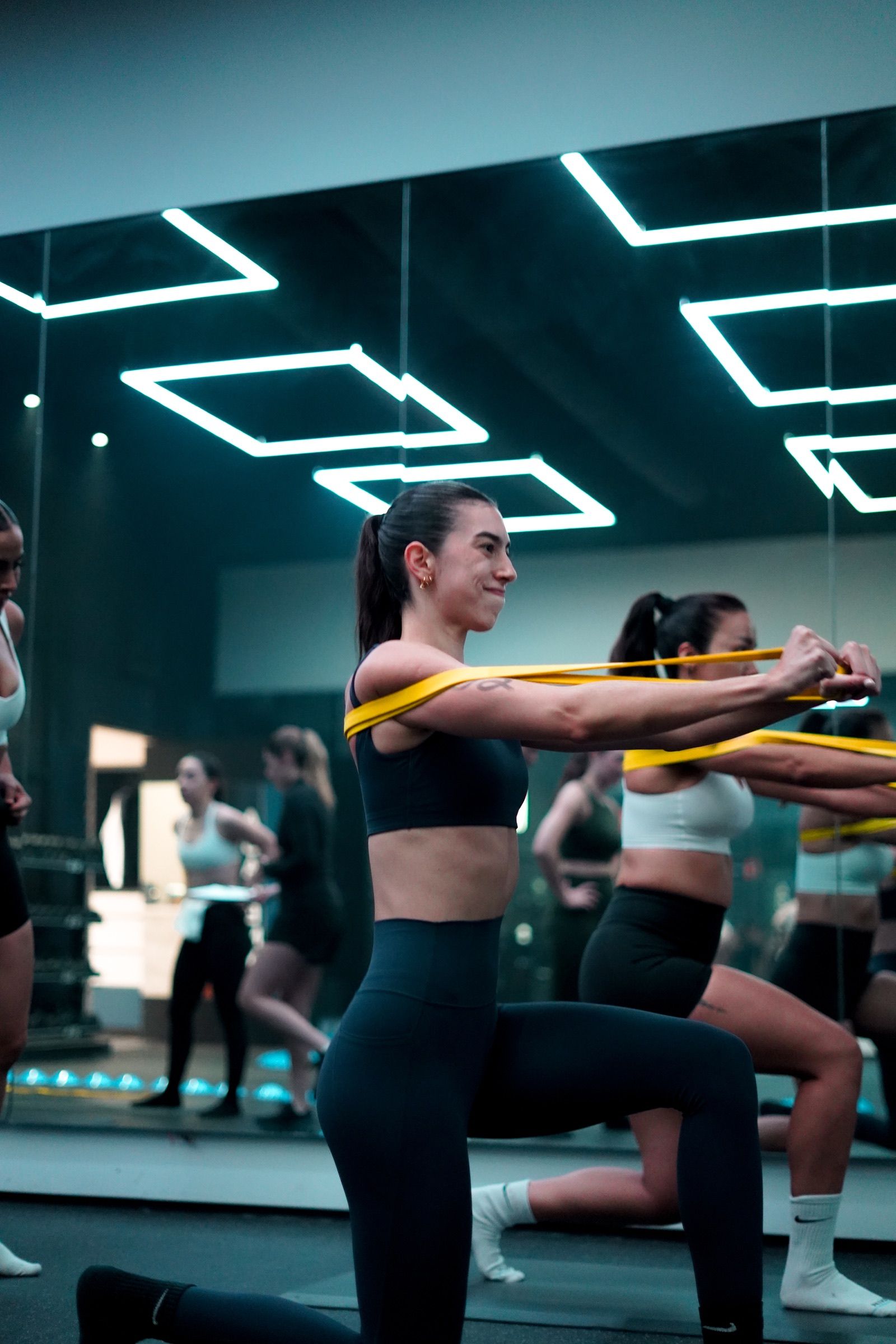 Atleta entrenando con bandas en una clase Funcional
