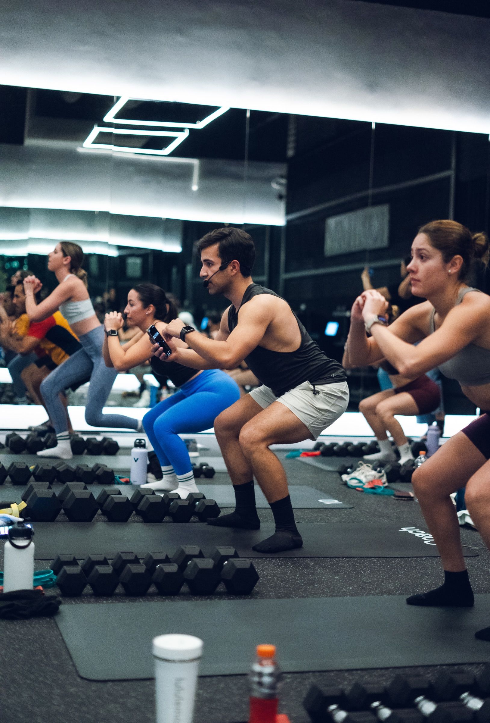 Comunidad ROTHAM entrenando fuerza en una clase Funcional