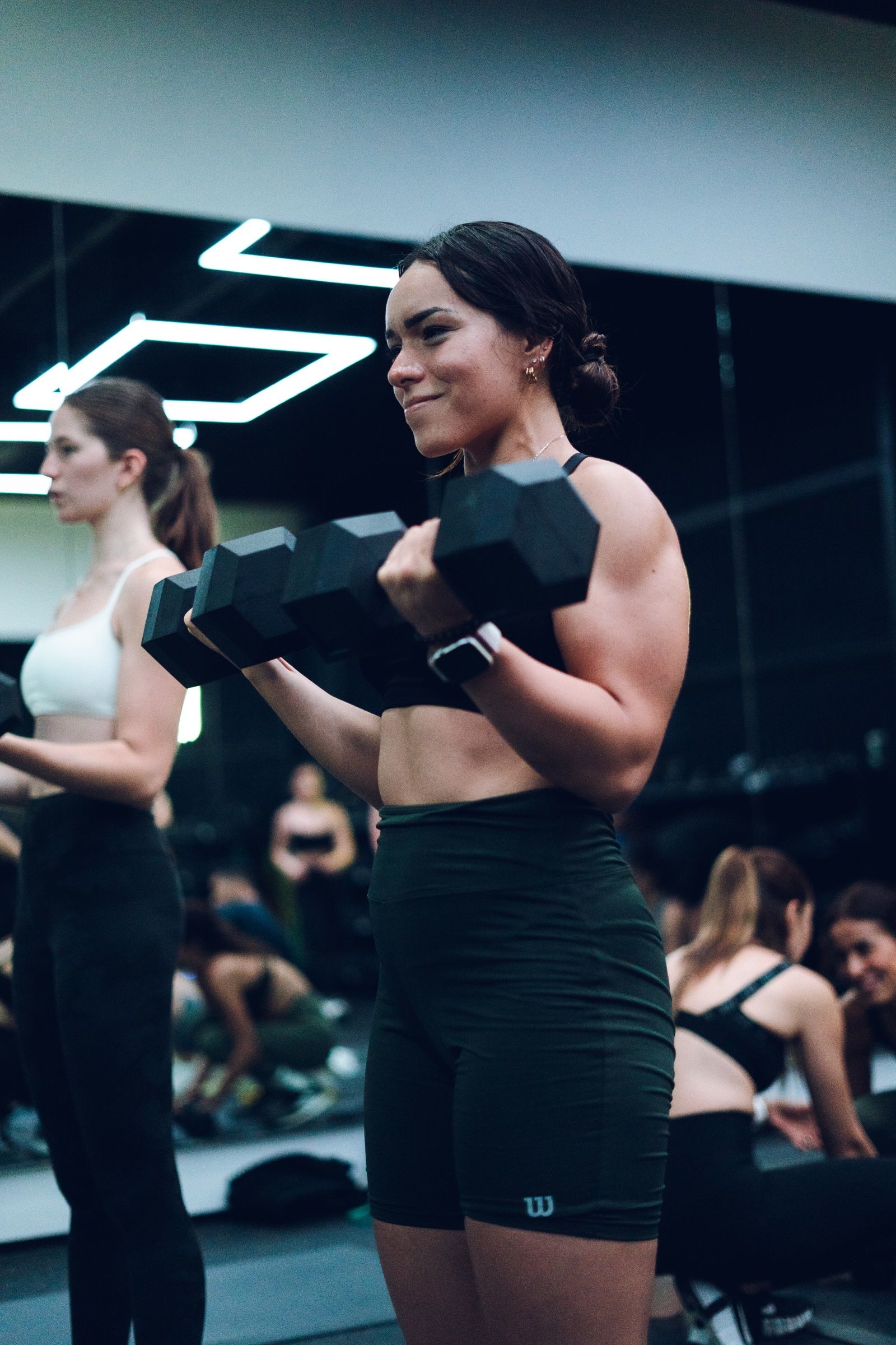 Participante entrenando fuerza con mancuernas durante Power Up